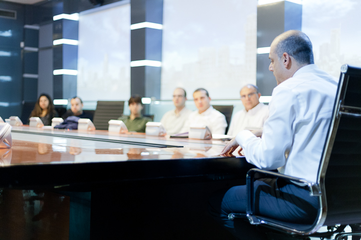 A Vice-President of Bank Discount gives a lecture on the Israeli economy to a group of Gvahim Alumni with a financial profile, at the Bank.