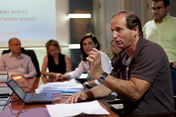Gvahim Mentors Training at Bank Discount, led by former ECI Vice President of Human Resources Ofer Zaks. At Gvahim, Israeli mentors play a central role in the Olim's job search.