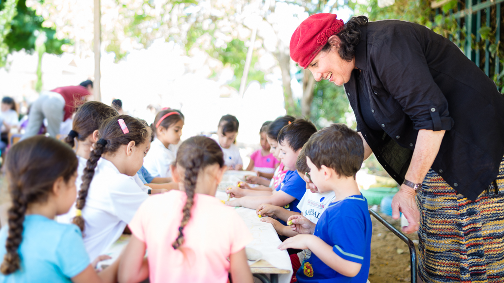 Chana Reifman Zweiter, founder of Kaleidoscope, gets Israeli children from all parts of society to meet and play together. Here, she is overseeing an activity bringing together Jewish and Arab kids from two kindergartens in Akko. Aliyah from the USA, 1991. Bonei Zion Prize for Education, 2015.